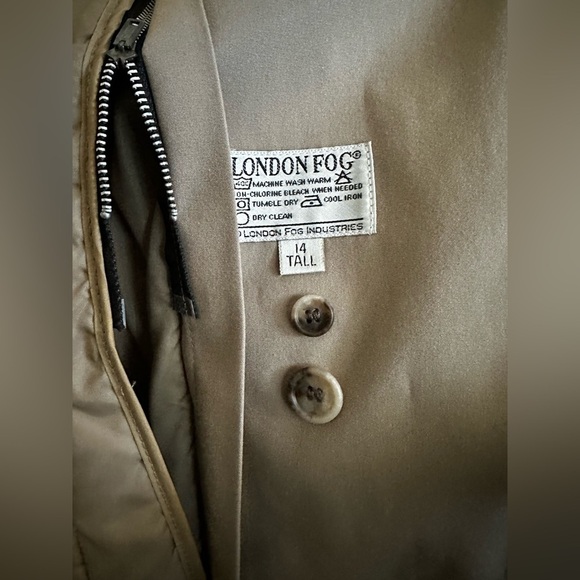 London Fog Classic Trench w/belt and quilted zip out lining in Tan. - Picture 8 of 9